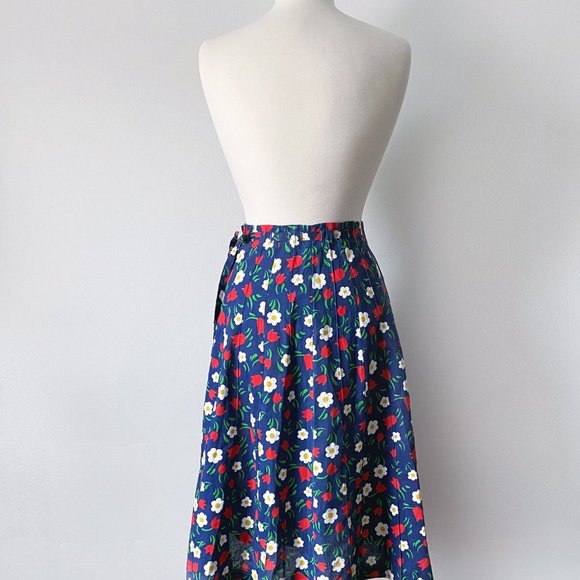 Vintage 70s Flared Midi Wrap Skirt with Sweet Floral Pattern Size S - Picture 4 of 7
